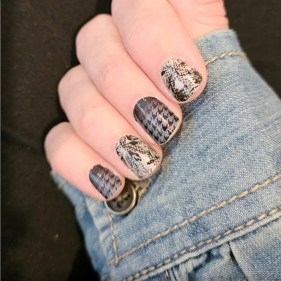 *Exclusive* Color Street: Out of Office | Floral Black Clear Overlay Summer - Picture 2 of 15